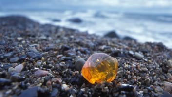 Una mujer pasea por la playa, recoge lo que parece un trozo de plástico y resulta ser un tesoro de 190 gramos