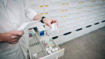 Acude a trabajar durante 25 años a la farmacia, le despiden y se entera que su jefa nunca ha pagado las cotizaciones: "Ahora me toca trabajar con 78 años"