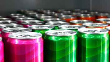 Bebe 21 latas de bebida energética a la semana durante 20 años y ahora busca urgentemente un médico