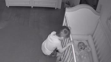 La tierna reacción de un niño cuando ve que su hermano pequeño está llorando