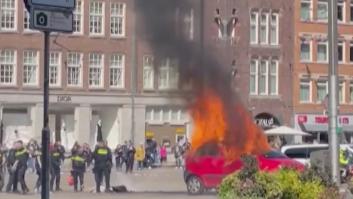 Un coche arde en pleno centro de Ámsterdam al lado de decenas de turistas