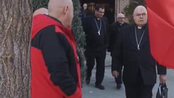 Un grupo de franquistas insulta a los obispos por la calle: "¡Traidores, judas!"