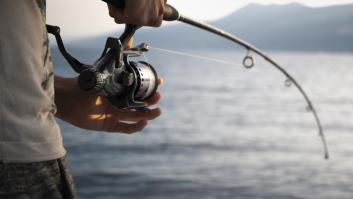Una piscifactoría se rompe en Portugal y cientos de españoles lanzan sus cañas en busca de la pesca masiva