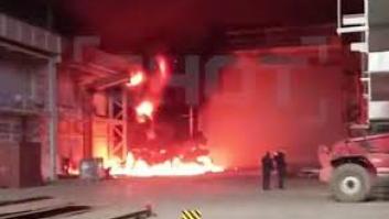 Arde primero y estalla después la fábrica de buques de guerra de Rusia: "¡Todo el mundo fuera!"