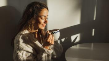 Muchos beben café con el estómago vacío y advierten de los desagradables efectos que están teniendo en su salud