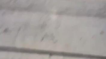 Sale de su habitación del hotel porque oye ruidos extraños y lo que se encuentra fuera le deja sin respiración