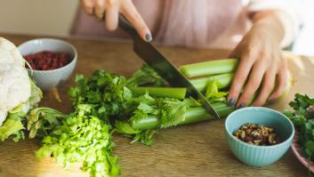 La verdura barata que algunos españoles descartan y es oro para reducir la inflamación en las articulaciones