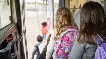 Amenazan con despedir a este conductor de autobús por dejar a los niños en sus casas