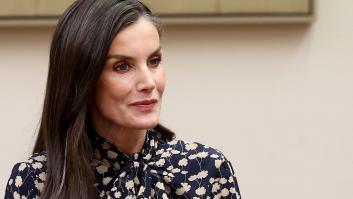 Desgranan el look de Letizia para el día a día: moño alto, sin maquillaje, gafas y otros detalles