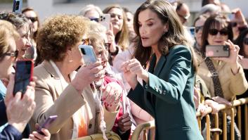 La reina Letizia se acerca a saludar a la gente, una señora le pide un 'selfie' y ojo al desenlace