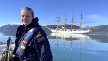 En mono rojo o izando velas: las últimas imágenes de Leonor en el Elcano, que alcanza la mitad de la travesía