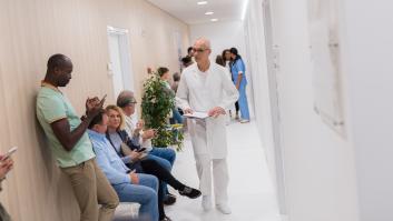 El médico le da cita para dentro de 17 días, la señora no puede esperar y va al bar del hospital: "¿Es usted médico?"