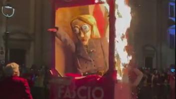Queman en Italia una muñeca de Barbie con la cara de Meloni y un extraño mensaje