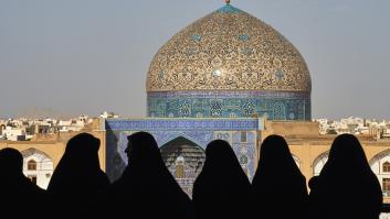 Un español se adentra con su coche del siglo pasado en Irán, pincha una rueda y acaba rompiendo su presupuesto por una comida