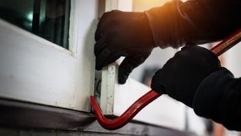 La policía pilla con las manos en la masa el robo de un niño de 10 años en una vivienda con forzado de ventana y cómplice despistado incluido