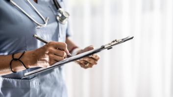 Le detectan cáncer de colon a una mujer de 57 gracias al único síntoma que no tenía nada que ver con el cáncer