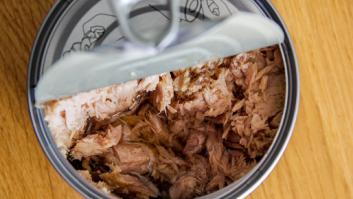 Trabaja 12 horas al día y se alimenta de atún enlatado y avena para poder jubilarse a los 50 años