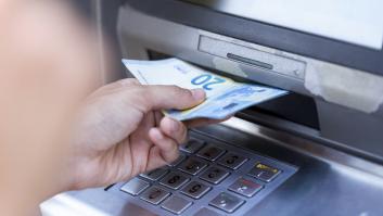 La Guardia Civil avisa: lo que jamás deberías hacer al sacar dinero en el cajero y muchos hacen siempre