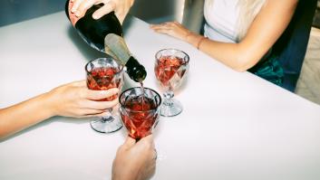 Un estudio alerta a todos los "grandes bebedores" tras descubrir una conexión entre el alcohol y el Alzheimer