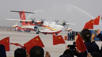 China homologa la venta de su gigantesco avión capaz de transportar una cantidad de agua jamás vista hasta ahora