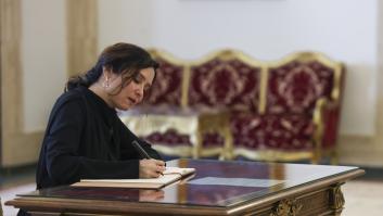 Mucho se comenta lo que hace Ayuso al ir a firmar en el libro de condolencias del papa: la clave, en la mesa
