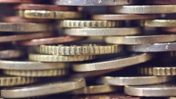 El dueño de una tienda lleva su dinero al banco y a los empleados les cuesta una semana contar la cantidad depositada