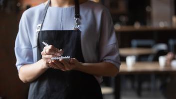 Le ponen ocho croquetas y quiere nueve, llama "mamá pitufa" a la camarera y el dueño da una respuesta de época