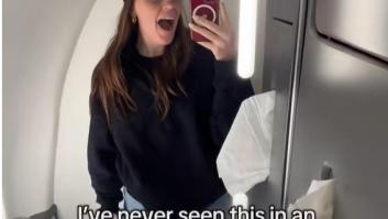 Entra en el baño del avión y lo que se encuentra se ha visto un millón de veces
