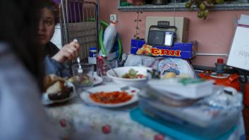 Comida o radio compartida, sillas de ruedas hasta un séptimo o ayuda a viajeros tirados: personas que se ayudaron entre sí en el apagón