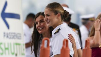 El emotivo reencuentro de Leonor y Letizia en Panamá: abrazos, risas y madre e hija, a juego