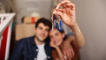 Una pareja alquila la casa de sus sueños y al entrar se topan con la estafa al ver a su nuevo 'compañero de piso'