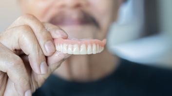 Los científicos hallan una importante conexión entre las dentaduras postizas y la salud mental de personas mayores