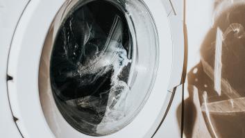 Animan a meter una bolsa de plástico en la lavadora si quieres que tu ropa salga perfecta después del lavado