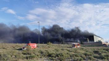 Arde una planta de reciclaje en Zaragoza: el fuego podría durar toda la noche