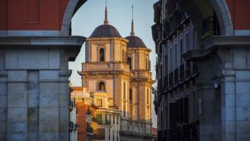 Se sienta en un bar de Madrid y pone el grito en el cielo por lo que le sucede: define a la ciudad con una palabra demoledora