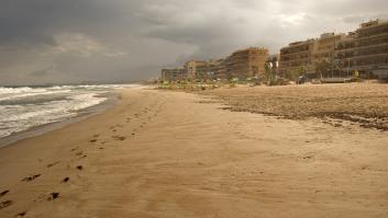 Va de vacaciones buscando paz: se enfrenta a terremotos, intoxicaciones y el remate viene al abrir la ventana del hotel