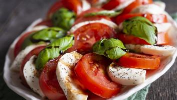 El trucazo de chef para hacer el mejor aliño de ensalada con lo que muchos tiran por el fregadero