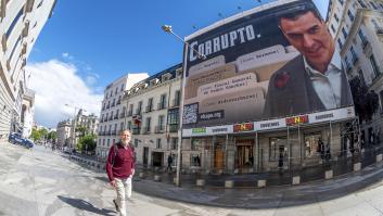 Los bomberos retiran del edificio próximo al Congreso la lona de Hazte Oír contra Sánchez con la palabra "corrupto"