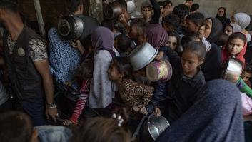 Los camiones con ayuda empiezan a repartir harina en las panaderías de Gaza