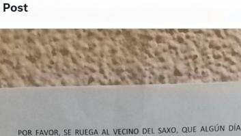 Cuelga este cartel quejándose del "vecino del saxo" y lo que escribe en él es para ponerlo en un museo