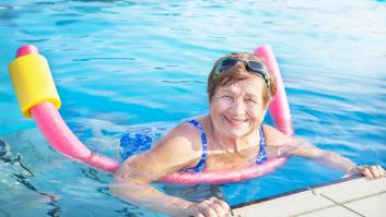 Un simple churro de piscina se puede convertir en la mejor herramienta para mantener la cocina ordenada con este truco