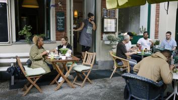 Va a la terraza de un bar, el de al lado tiene el volumen del móvil a tope y lo que le dice da la vuelta a la tortilla