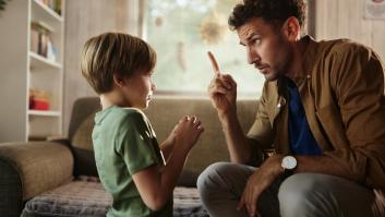 Si escuchaste alguna de estas frases de niño, dicen que fuiste educado unos padres que no sabían cómo demostrar su amor