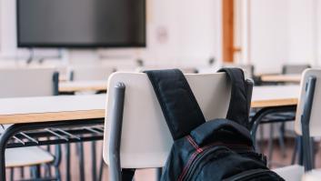Desaparece un móvil en la escuela y al poco de que los profesores empiecen a abrir mochilas irrumpe la policía