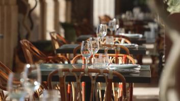 Se cansa de que la gente la líe a última hora con las reservas y el restaurante toma una medida que levanta ampollas