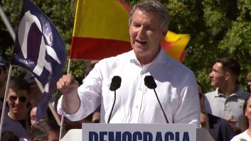 Feijóo dice que ha pedido no ondear la bandera de ningún partido y ojo a lo que se ve con claridad justo detrás de él