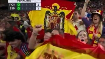 El espontáneo comentario de Juan Carlos Rivero al ver esta bandera en la grada durante los penaltis