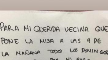 Dejan una nota para la vecina que pone la misa los domingos: ella la lee y su respuesta le abre las puertas del cielo