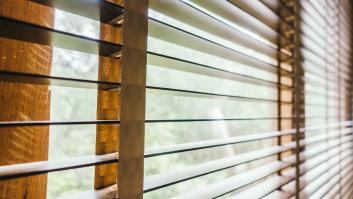 No es solo decoración: así es como las persianas de madera pueden cambiar tu casa