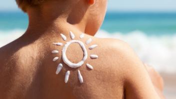 Lanzan alerta urgente por el uso de protectores solares en estos niños de cara al verano en España